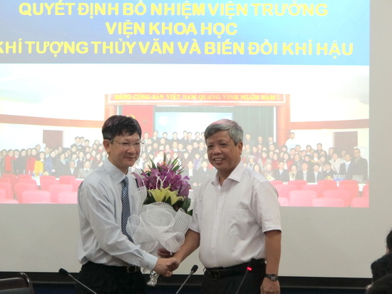 Thứ trưởng Bộ TN&MT Nguyễn Linh Ngọc chúc mừng tân Viện trưởng Viện khoa học Khí tượng Thủy văn và Biến đổi khí hậu Nguyễn Văn Thắng.